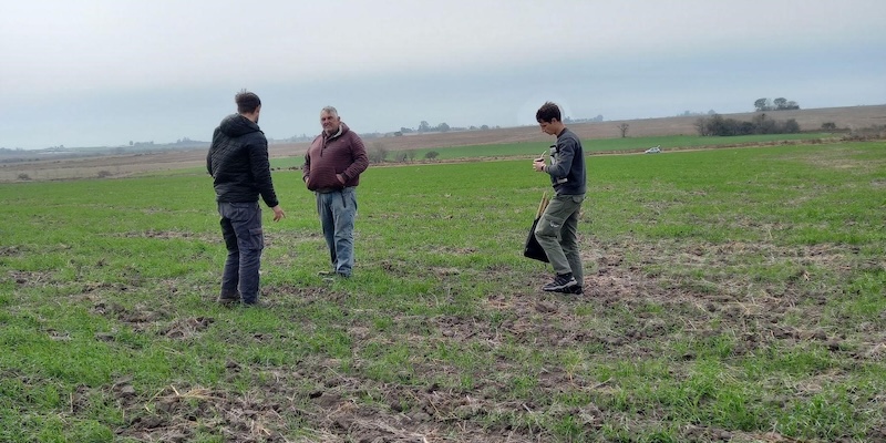 Foundation members meet with landowners to observe the plots of land in the Gómez Creek basin in Argentina