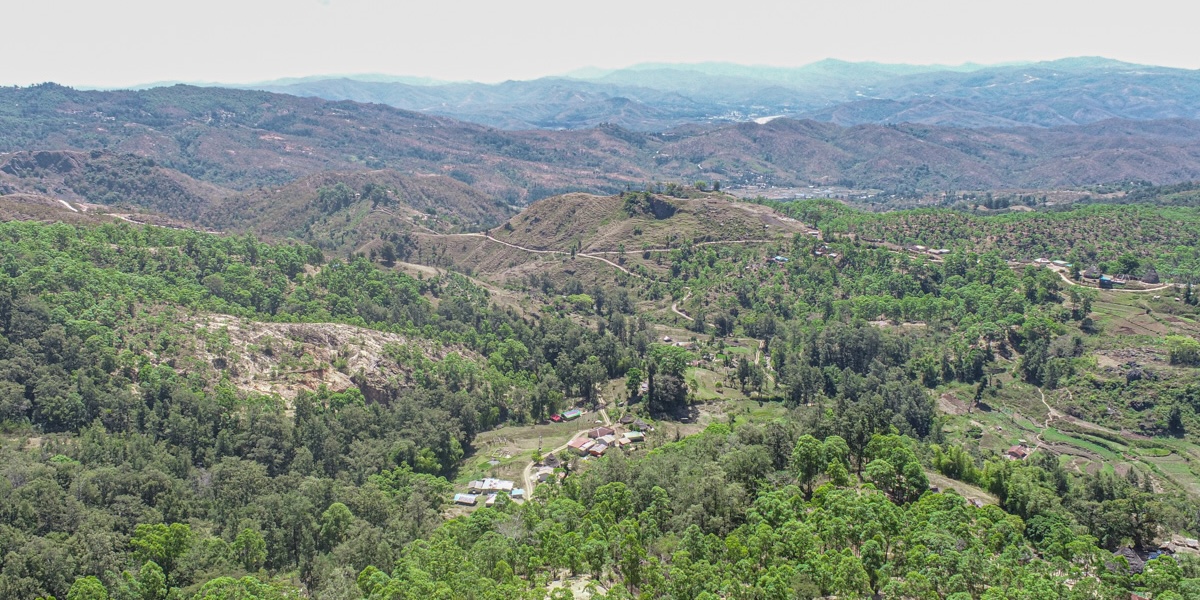ileu, one of the most mountainous municipalities in Timor-Leste, faces frequent landslides during the rainy season. In Suco Fatubosa, agroforestry efforts under the UNDP project are essential to protect road construction, with tree planting helping to stabilize slopes, prevent erosion, and secure community access